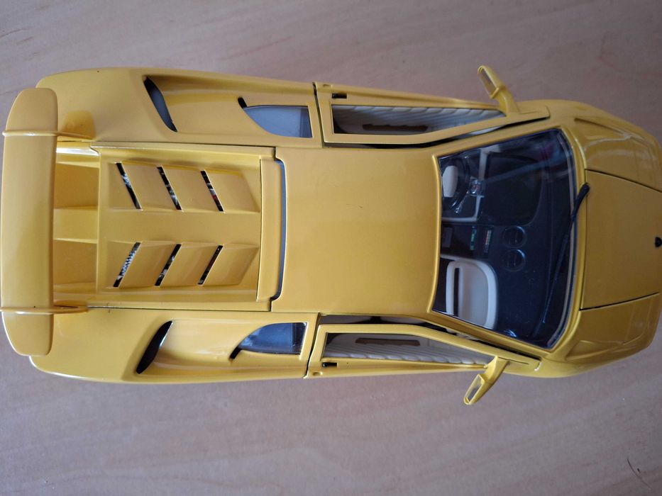 Lamborghini Diablo (1990) da Bburago na escala 1:18