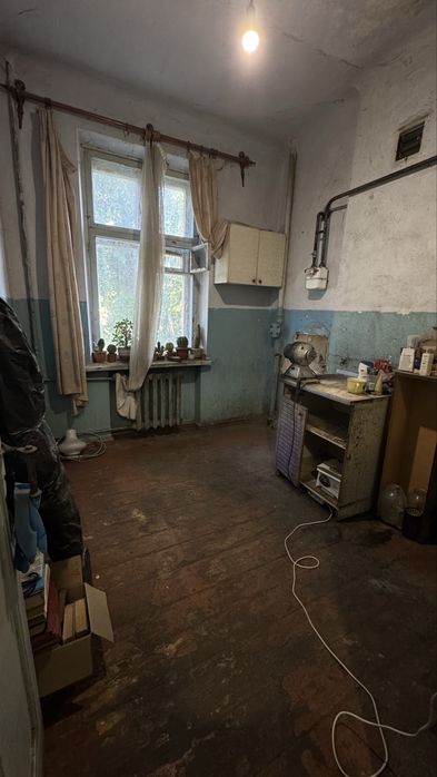 Продаж 1-но кімнатної квартири , центр , сталінка , під ремонт . За готівку  продаж .