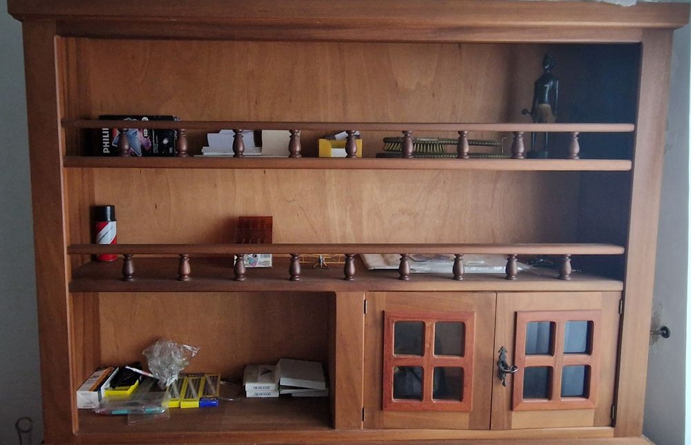 Mesa cómoda e estante