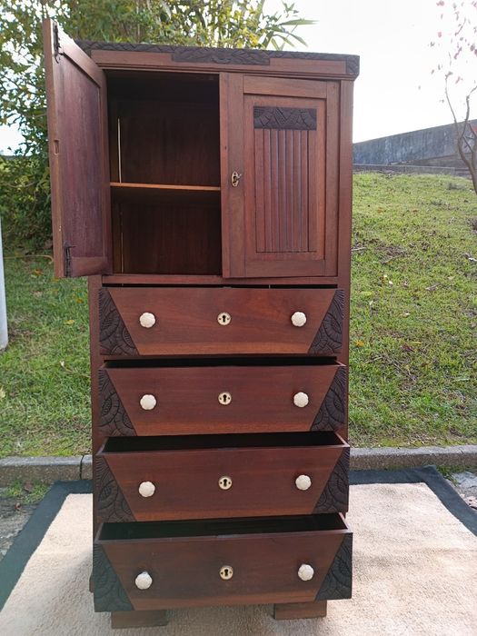 Móvel armário ou guarda-roupa, frequentemente associado ao estilo colo
