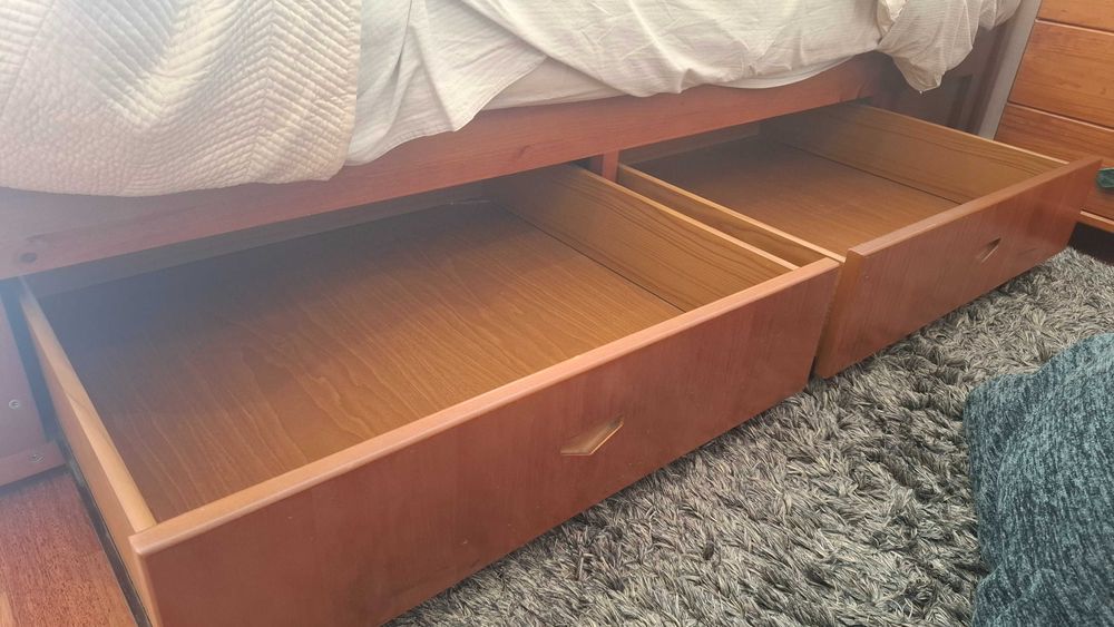 Conjunto madeira cama+mesas cabeceira+cómoda+espelho