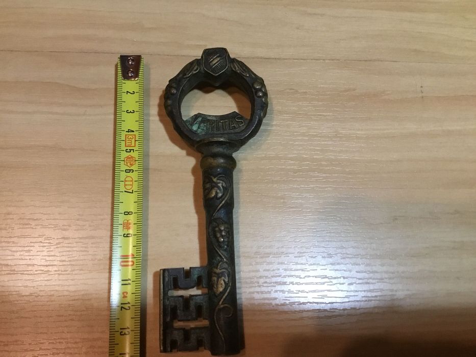 Abre cápsulas antigo em latão In Vino Veritas