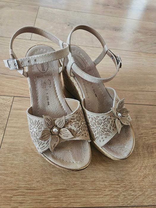 Buty na koturnie