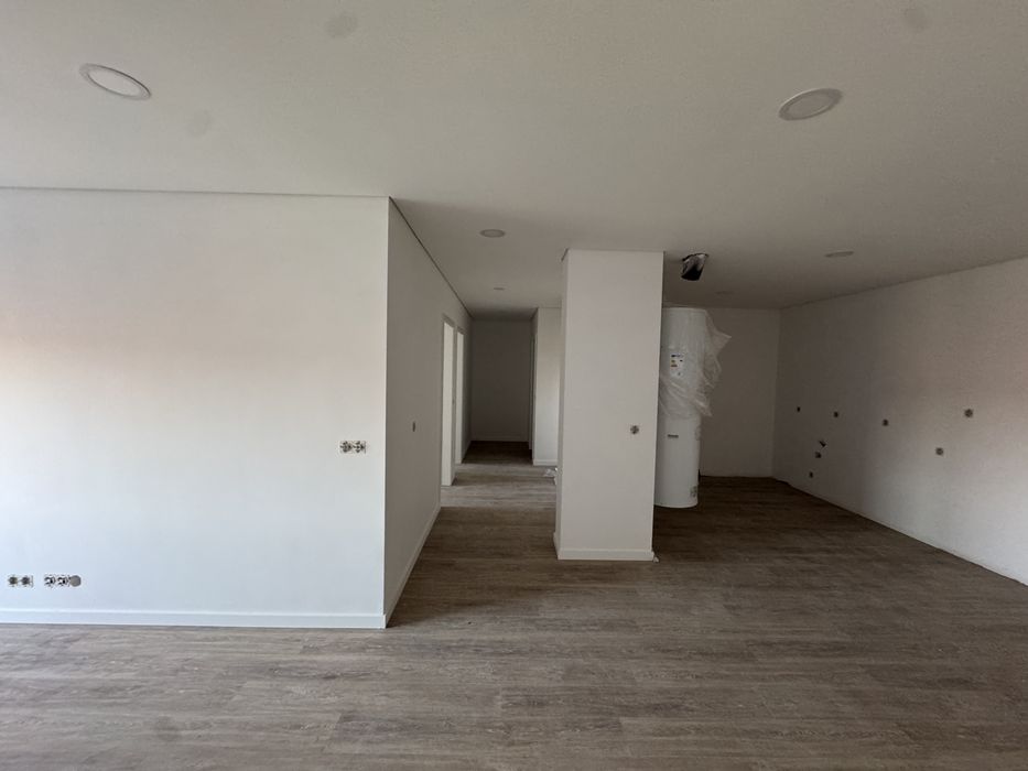 Apartamentos T2 com varanda em fase final de construção para arrendar
