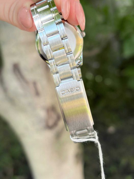 Жіночий годинник Casio LTP-V005D-2B3 та LTP-V005D-4B2 .