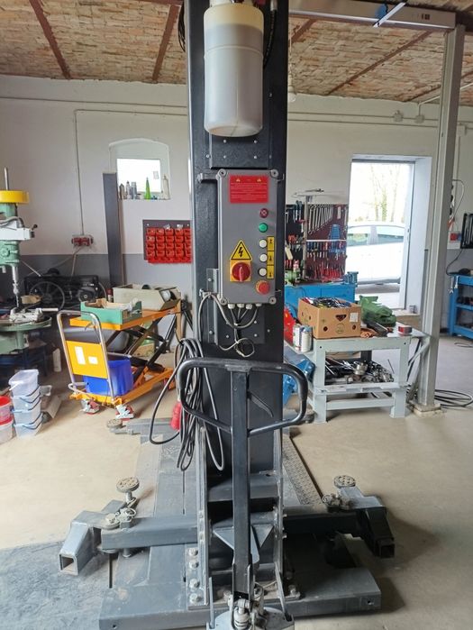 Podnośnik mobilny samochodowy