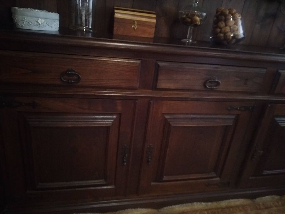 Louceiro em castanho maciço em muito bom estado