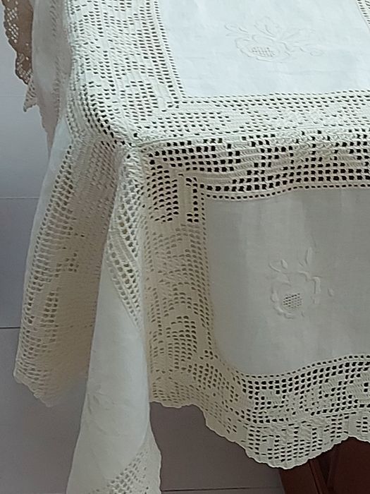 Grande toalha em linho e croché