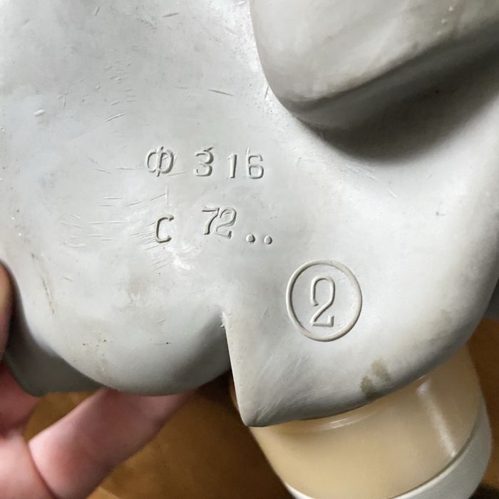 Протигаз чорний. Новий. І сірий