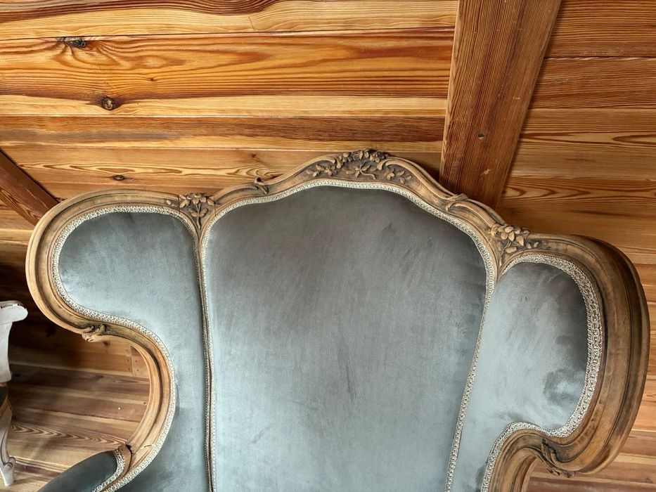 Francuski fotel typu uszak. Drewno i welur. Atelier Emerald. Kraków.
