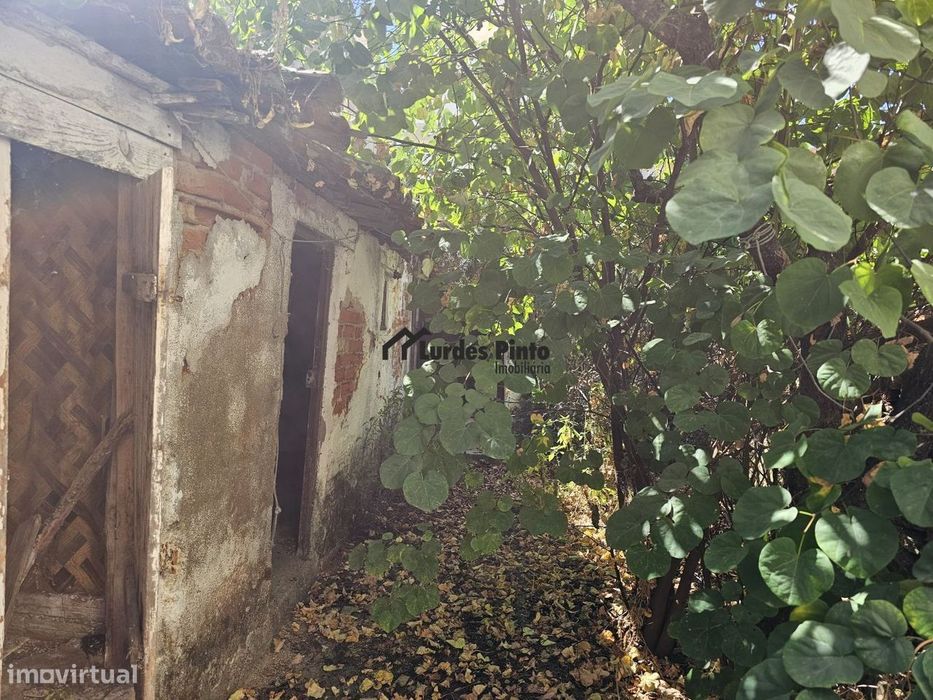 Two-Storey House with Restoration Underway - Castelo Branco