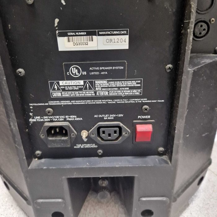 2 Colunas MACKIE ART 300A