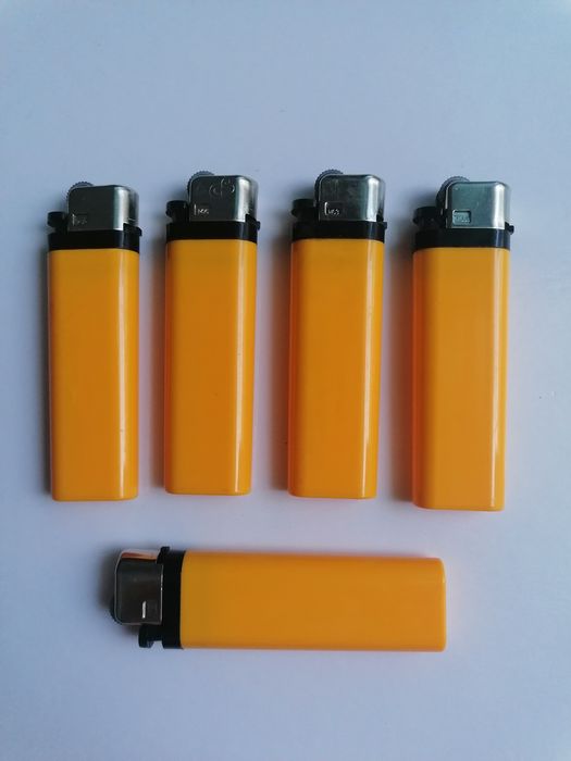 Conjunto de 5 isqueiros com publicidade à Companhia de Seguros Mundial