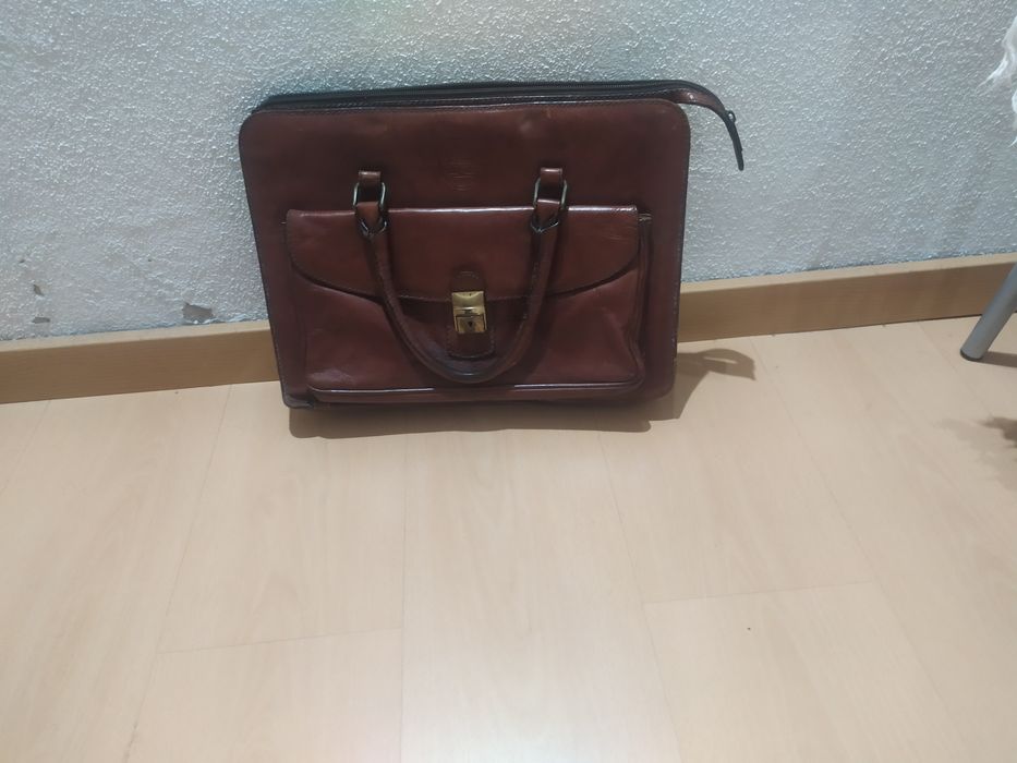 Malas de senhora e uma pasta