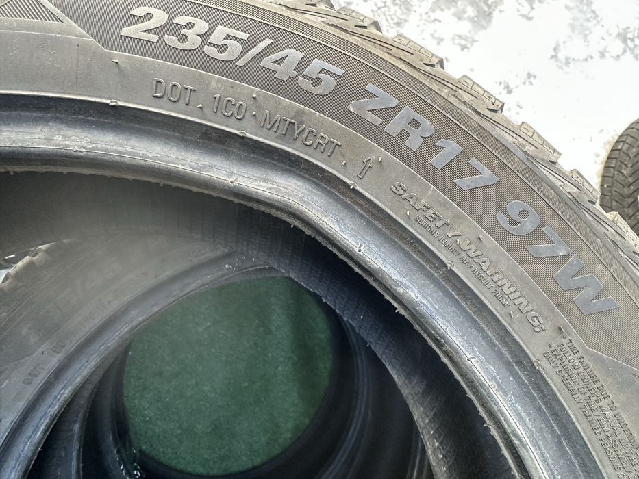 235/45 R17 Kumho Solus 22г комплект всесезонных шин.