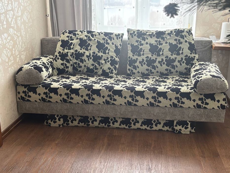 Продам компактний диван-ліжко — стильний, зручний, відмінний стан