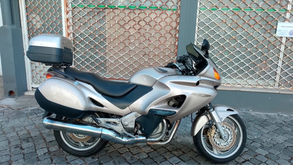 Vendo mota honda Deauville 650cc ano 2000 35 km