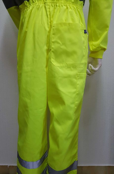 Fato de macaco de alta visibilidade, amarelo com faixas refletoras.