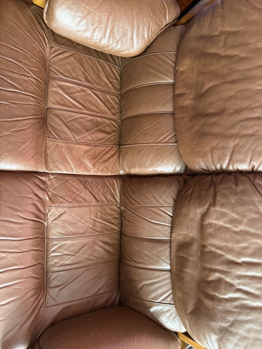 Коричневий шкіряний диван