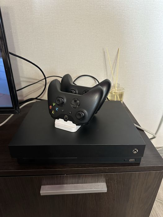 Xbox One X 1TB в ідеальному стані