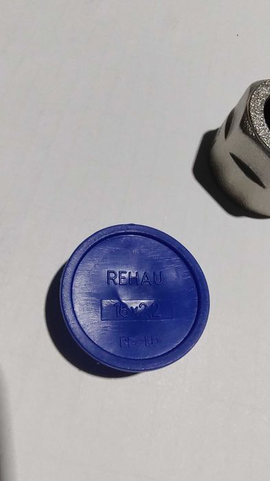 З’єднання різьбозатискне. Компресійний фітинг 16x2,2мм Rautitan Rehau
