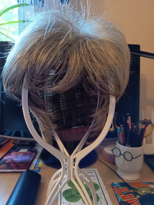 Peruka,krótki włos,nowa,kolor popielaty. Bardzo ładna i wygodna