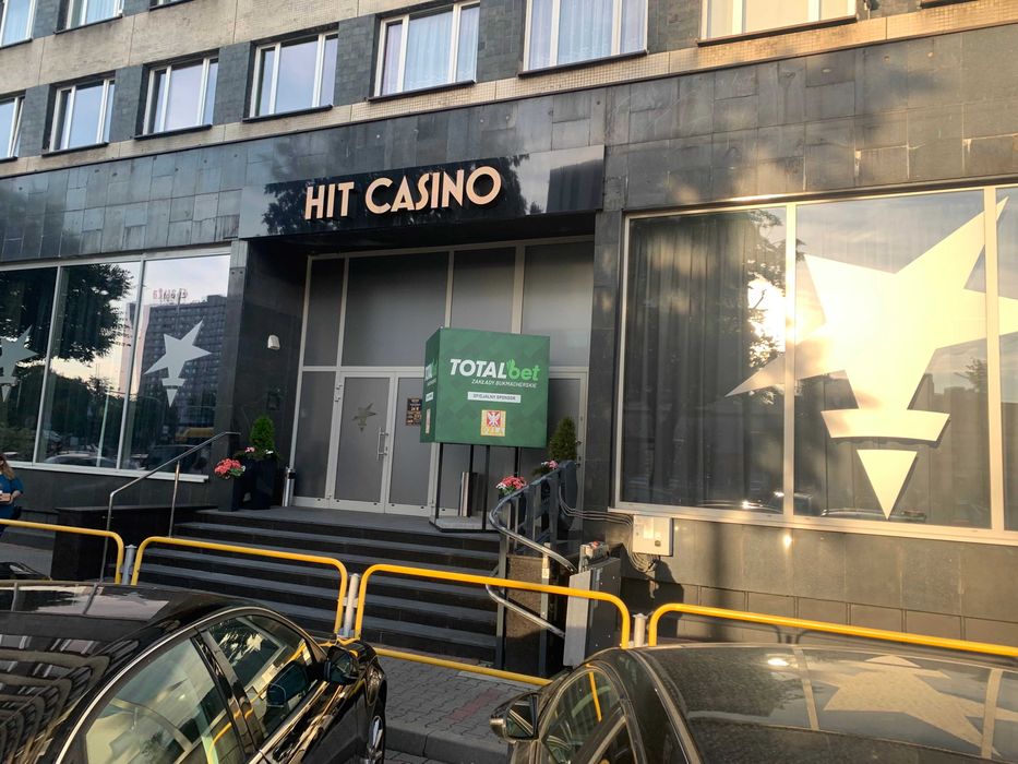 Oklejanie witryn sklepowych, szyb, folią mrożoną, napisami, wydrukami