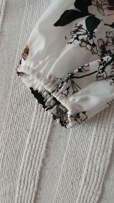 Blusa floral em tons azul e preto