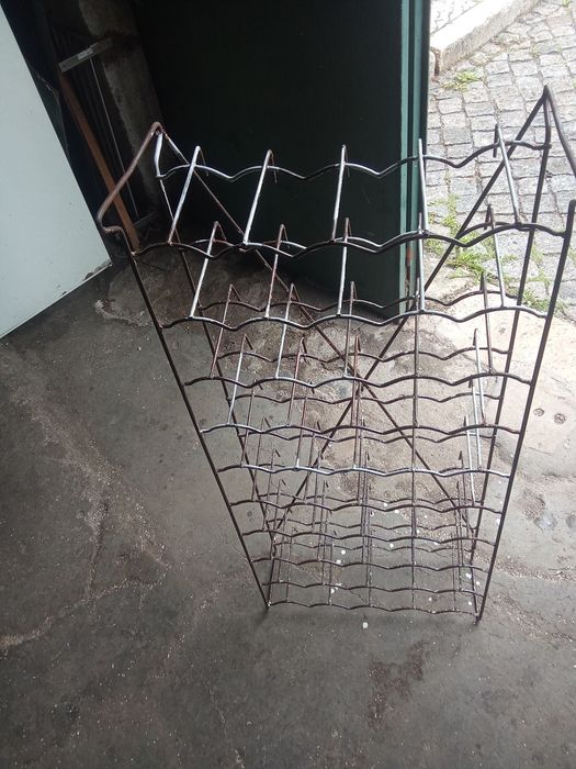 Garrafeira pintura nova. Ferro .