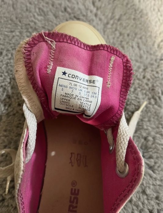 Białe buty conversy