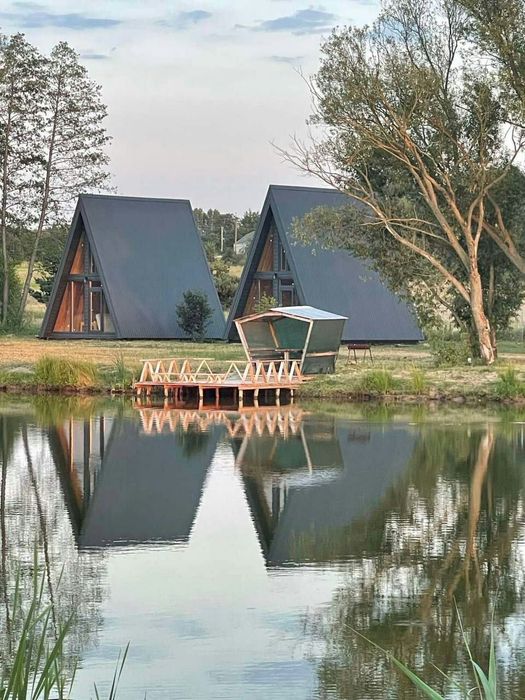 Дом с большим участком и озерами в лесу