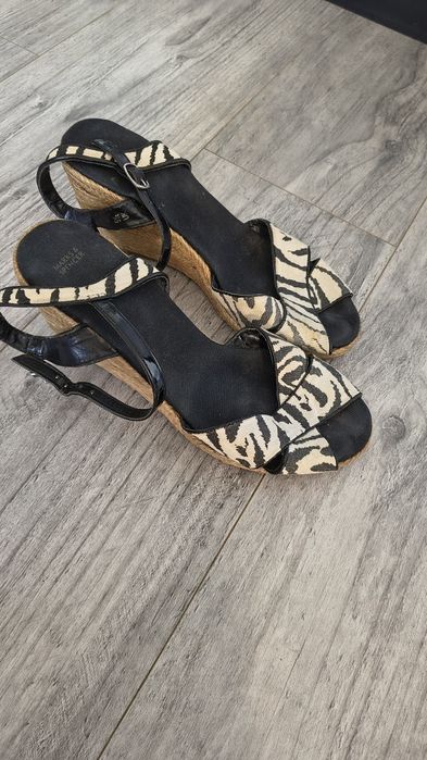 Sandały na koturnie zebra