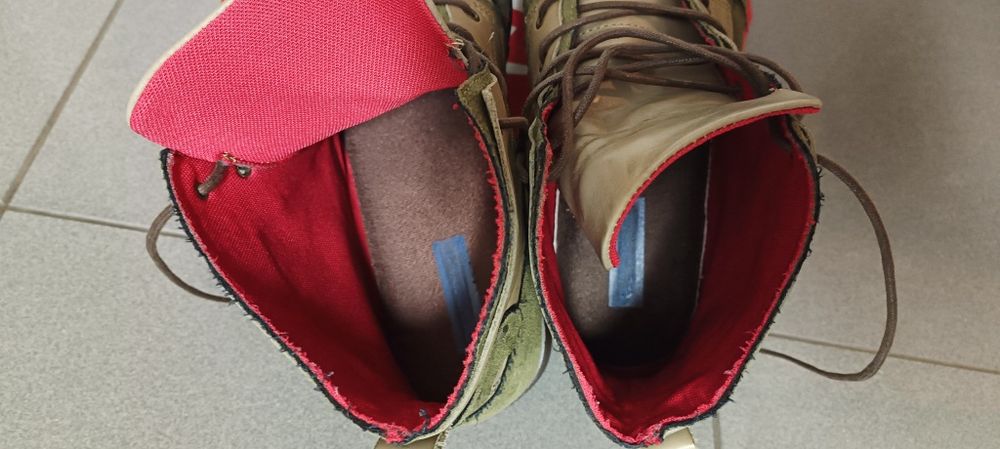 Botas em pele semi novas