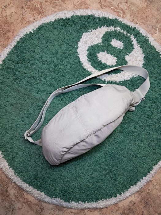 Сумка-бананка, поясная сумка, сумка-кроссбоди, мессенджер похожа на Uniqlo Round Mini Shoulder Bag