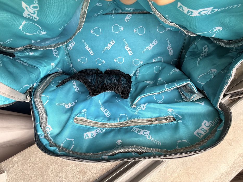 Mala de maternidade com um padrão divertido de bolinhas.