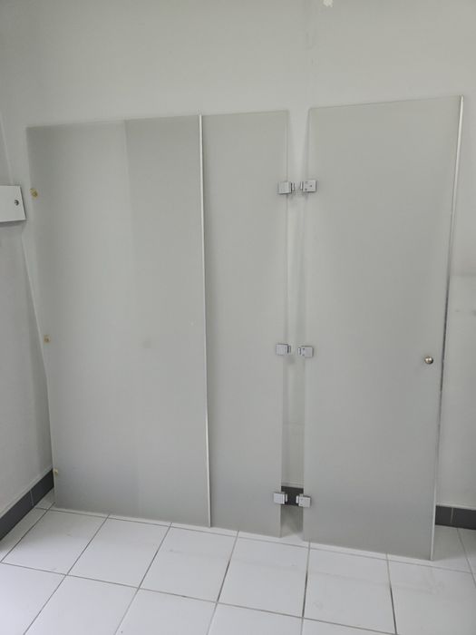 Ścianki działowe plexi ruchome pleksi słupy aluminiowe przesuwne