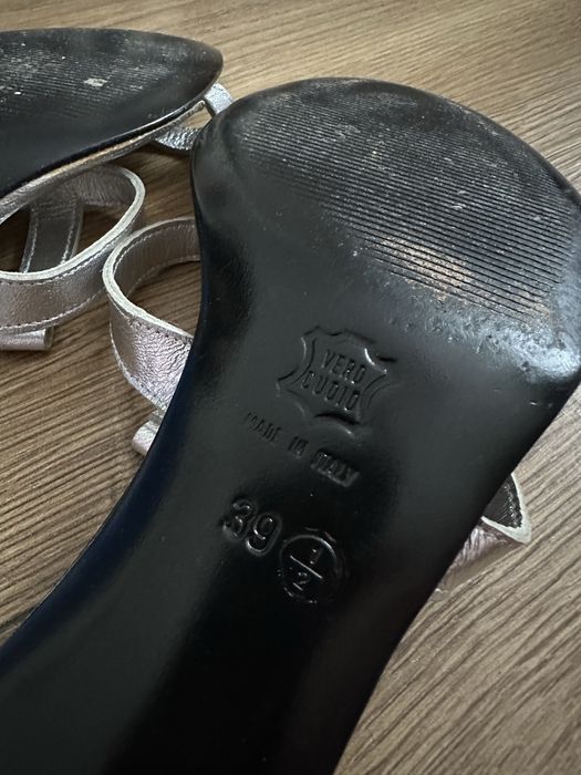 Buty na obcasie wykonane ze skóry