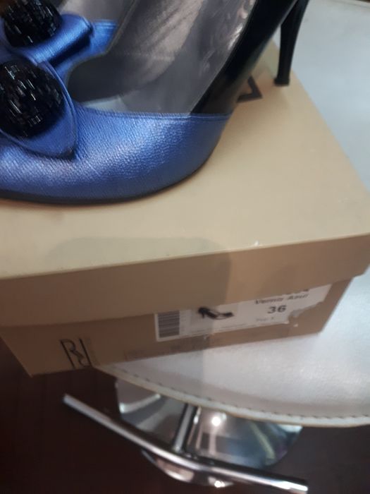 Sapatos em verniz azul e preto