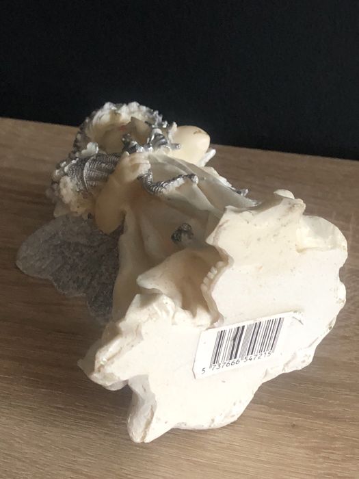 Figurka z żywicy Aniołek z różą i koszem kwiatów w ręku.