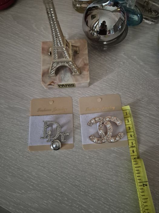 Продам 2 броши Dior и Chanel