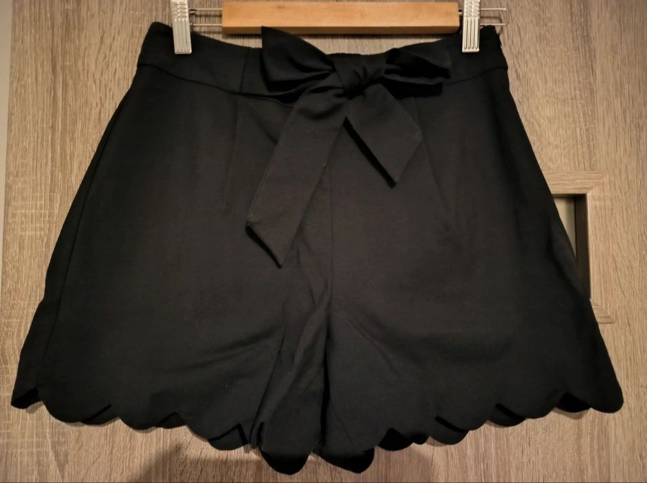 Czarne spodenki zapinane z boku na zamek Primark 36