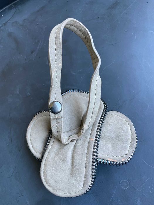 ACESSÓRIO PARA CARTEIRA - FORMATO DE FLOR - DESIGNER PORTUGUÊS - PELE