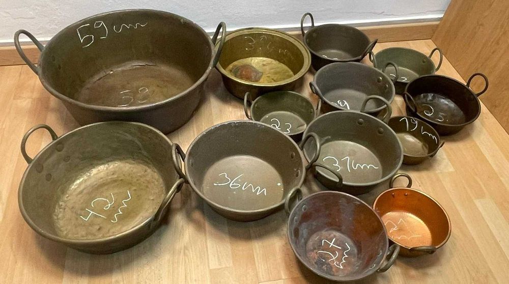 treze tachos em cobre antigoss o maior está furado,