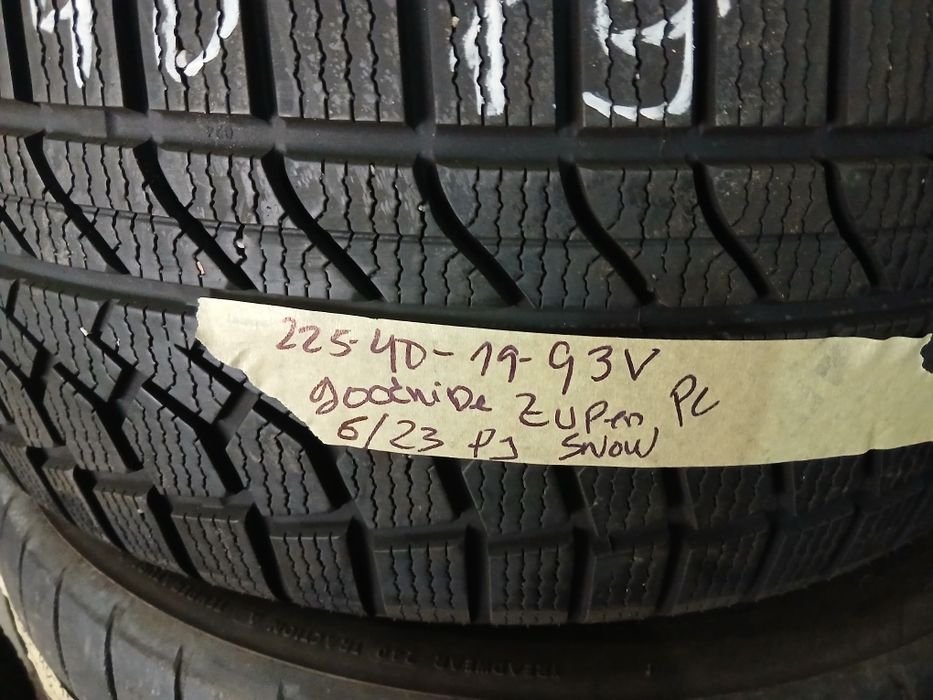 2 Pneus 225/40R19 seminovos