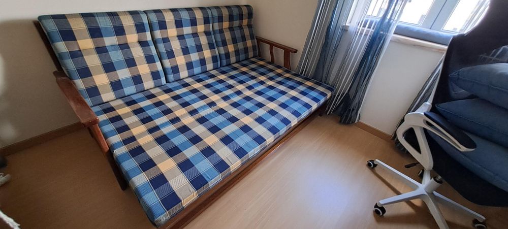 Sofá-Cama em madeira maciça de três lugares