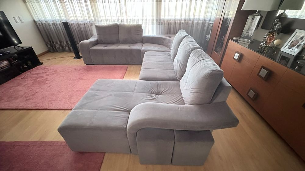 Sofá de de canto, 4 lugares e chaise-long. Com sistema de som, associado a pen ou smartphone
