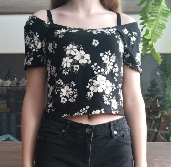 Czarny t-shirt w kwiaty