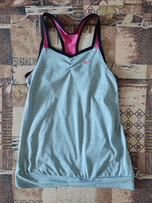 Майка спортивна  Nike р.146-156 в ідеальному стані