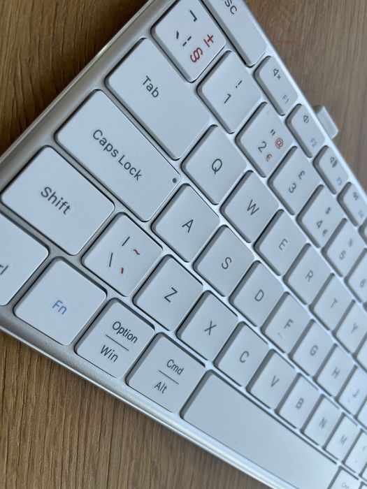 Teclado Bluetooth ultrafino em excelente estado / como novo.