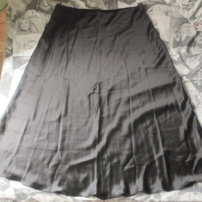 Продам довгу  шовкову  спідницю 56-58